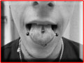 piercing de la langue en horizontal, fait à relief tattoo à Valenciennes
